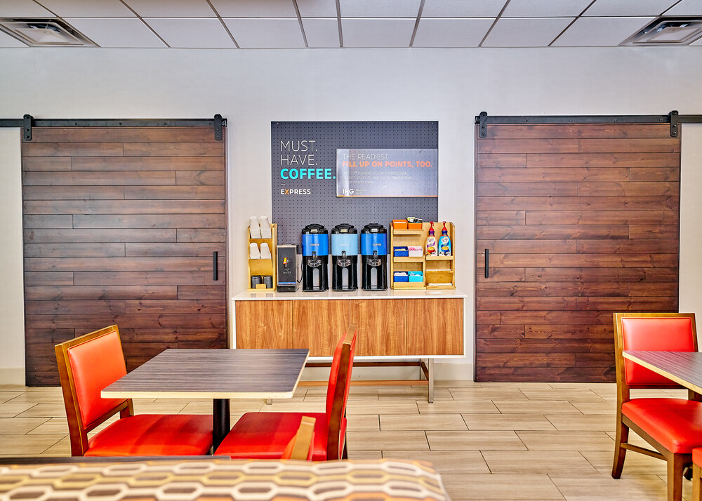 HOLIDAY INN EXPRESS CHARLESTON-CIVIC CENTER breakfast area