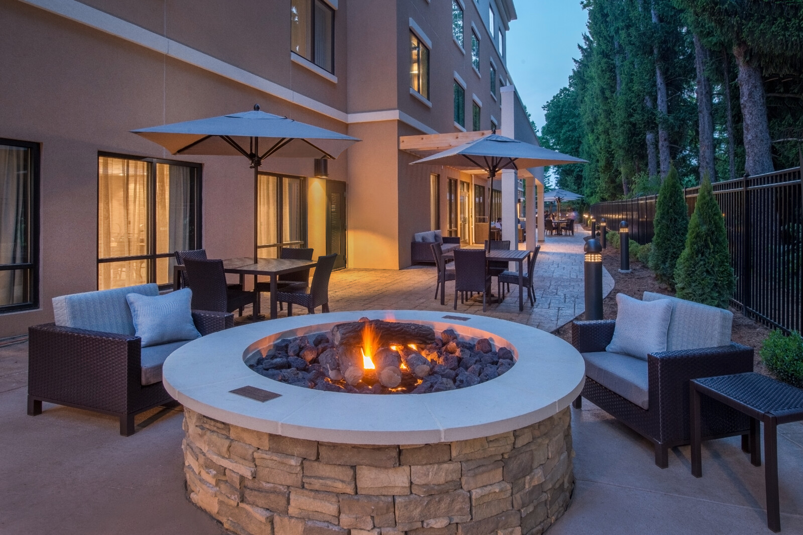 COURTYARD HERSHEY CHOCOLATE AVENUE  patio with firepit