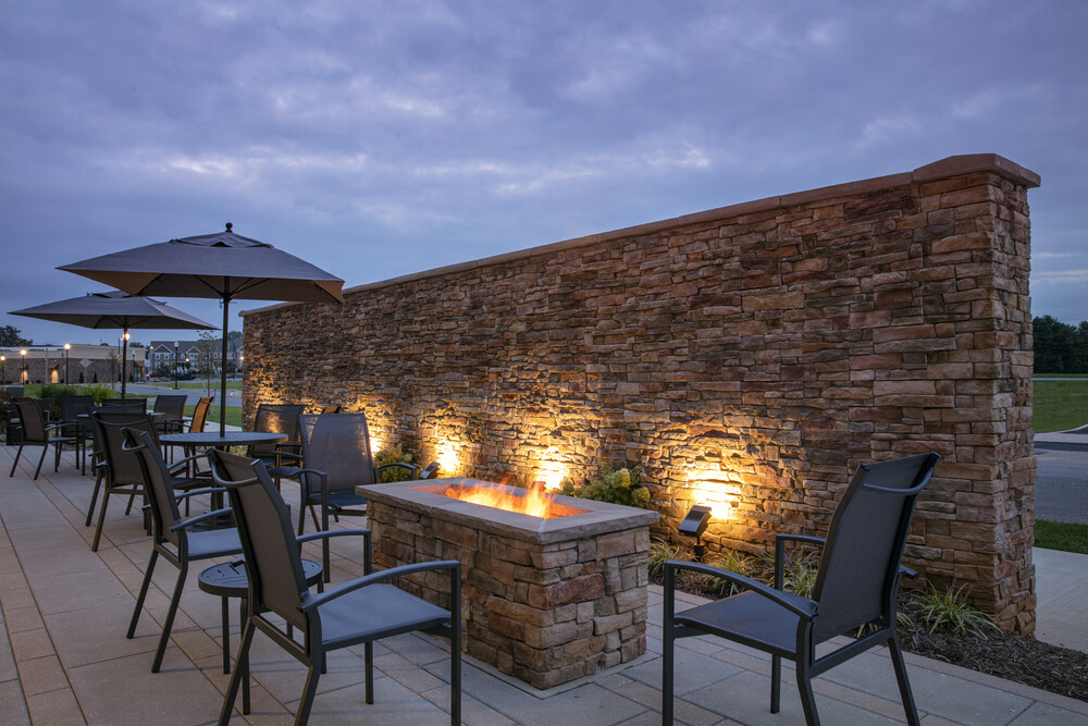 FAIRFIELD INN & SUITES LEBANON NEAR EXPO CENTER  patio