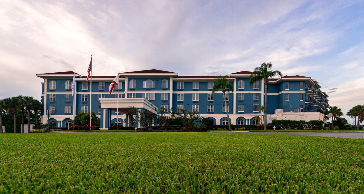 Seven Sebring Raceway hotel exterior 