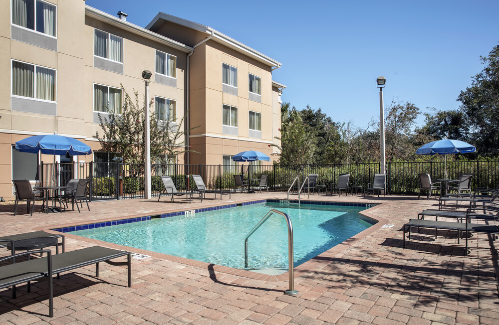 FAIRFIELD INN & SUITES LAKELAND PLANT CITY pool