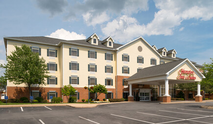 Hampton Inn & Suites Williamsburg Square Exterior