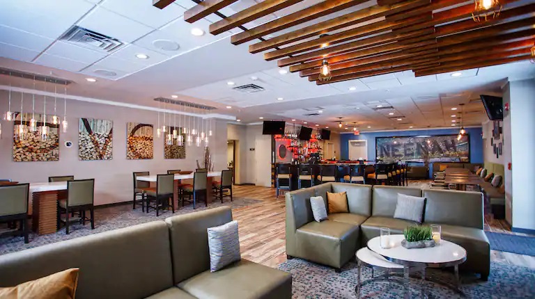 Doubletree Neenah bar and dining area